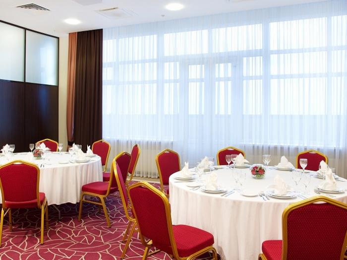 Банкет в отеле ИНТУРИСТ КОЛОМЕНСКОЕ - Банкетный зал «Москворечье» 49,6 кв.м.